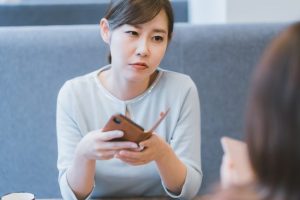 他人の携帯を見る人の心理とは？