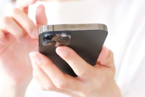 iPhoneが会話を聞いて広告に利用？都市伝説の真相を解明！