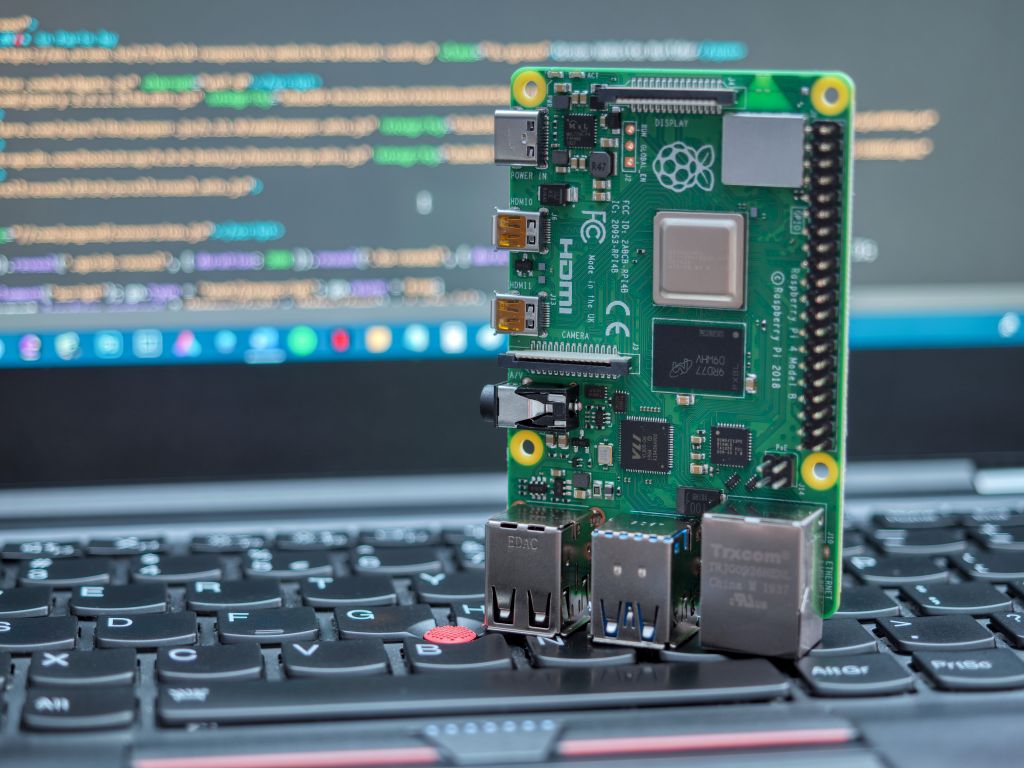 Raspberry Piでキオスク端末を自作!デジタルサイネージに挑戦 2 AdobeStock 338367253 Editorial Use Only